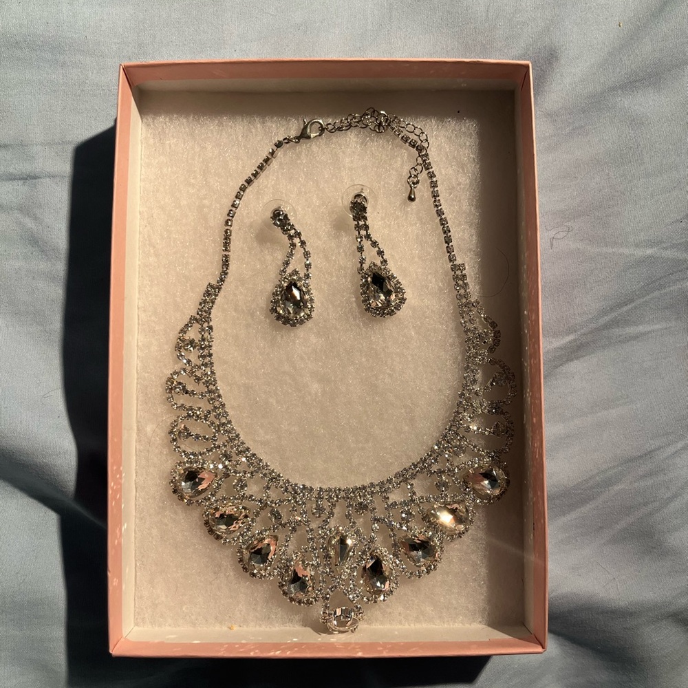 Elegant Teardrop Statement Necklace & Earring Set